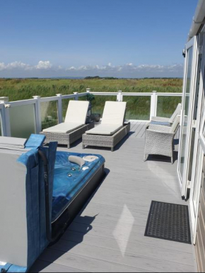 Nature Retreat, Luxury Lodge with Hot Tub, Seal Bay